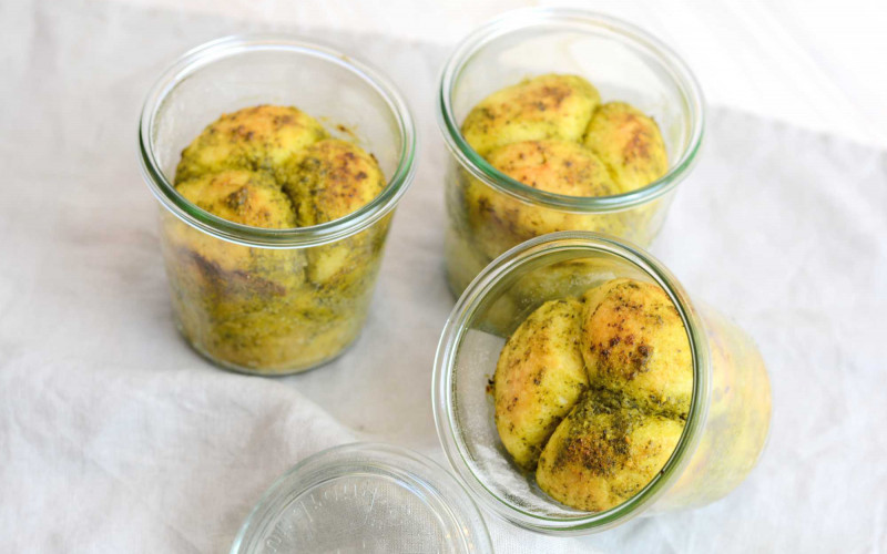 Pesto-Hefezopf als Snack