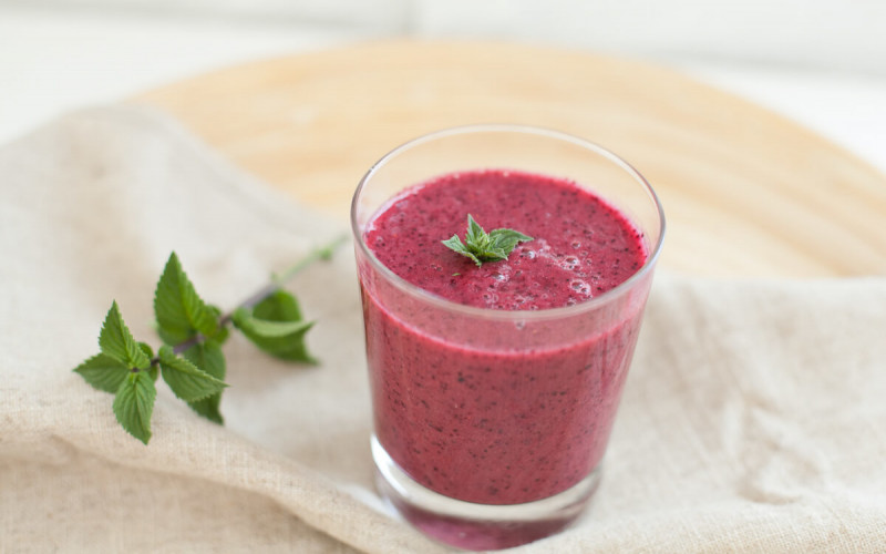 Sommerliche Erfrischung: Beerensmoothie mit grünem Tee