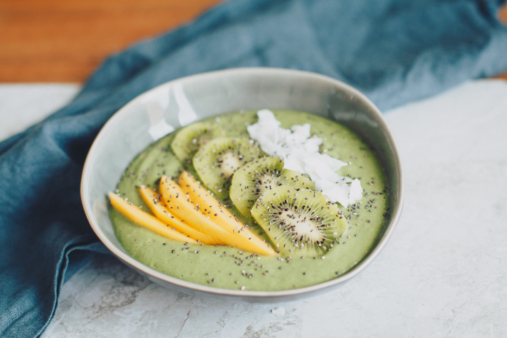 Think green: grüne Gerstengras-Smoothiebowl
