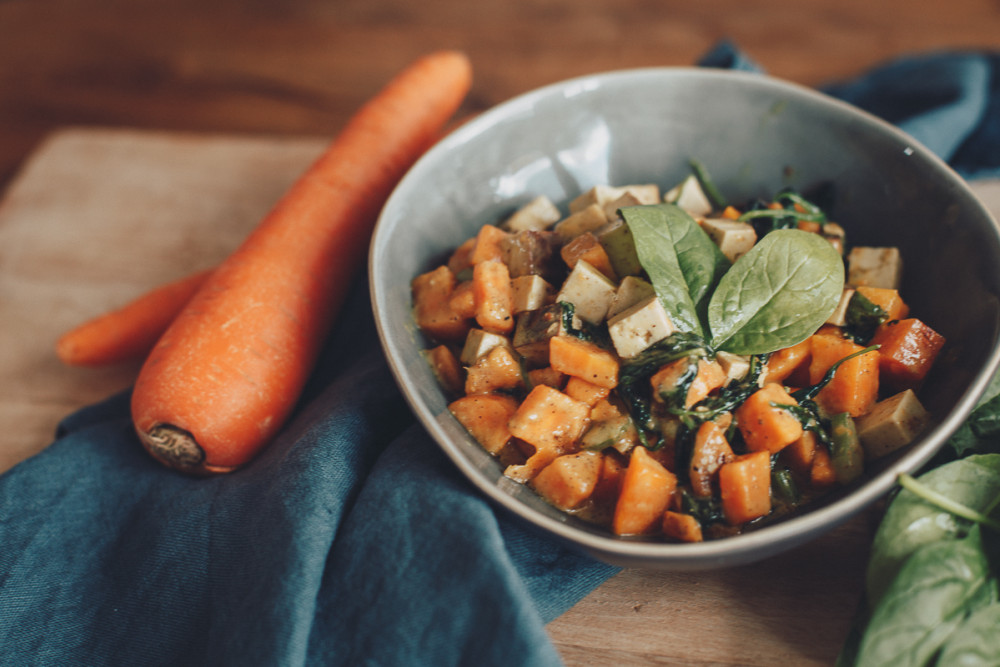 Vegane Räuchertofu-Würfel-Bowl