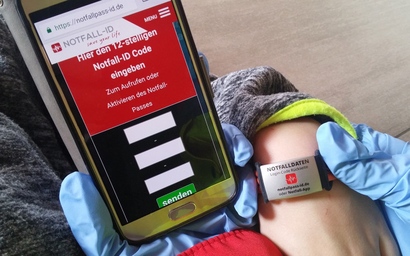 Erste Hilfe Special: allein unterwegs - Notfall-Armbänder und Co