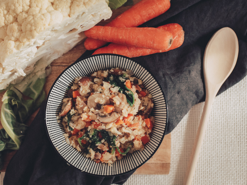 Low Carb Lunch: Blumenkohl-Reispfanne mit buntem Gartengemüse