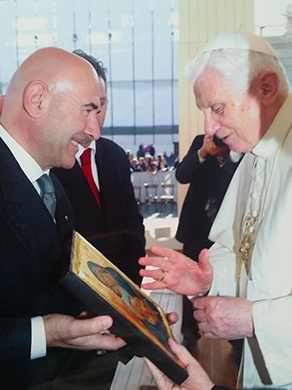 Mauro Giorgio Ferretti dona un regalo a Papa Benedetto XVI