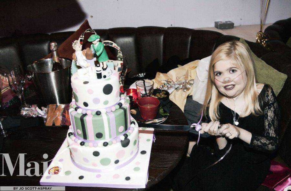 Kirsty Cuts Her 18th Birthday Cake