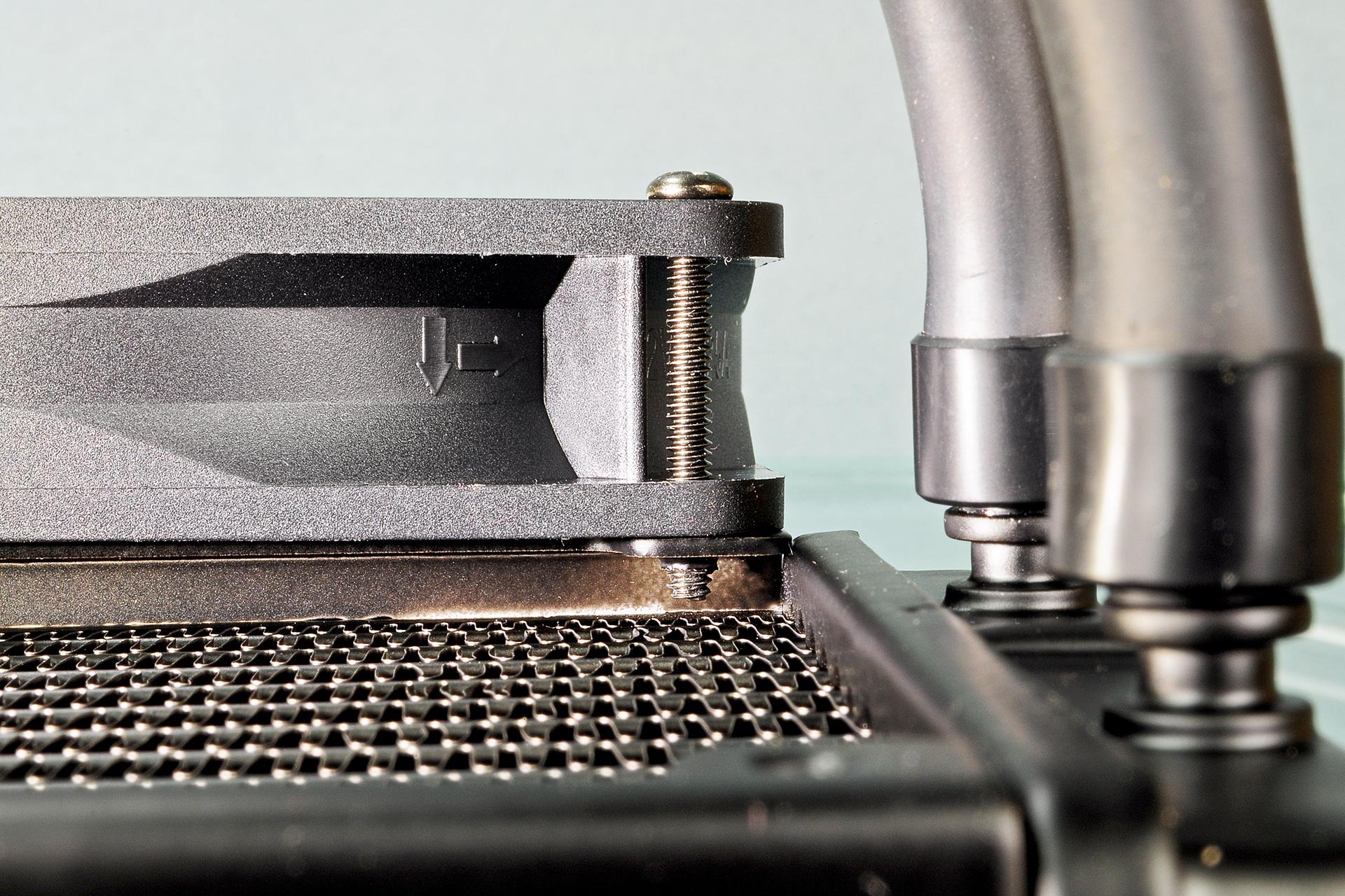 L11_Mounting-screw_02_ARCTIC-Liquid-Freezer-120_AIO-120mm-CPU-Cooler-Review.jpg