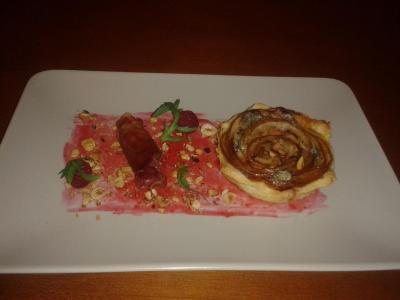 Pear gorgonzola pie, prochiutto, raspberry sauce, rocket.jpg