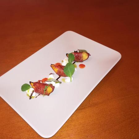 Peaches prosciutto mozarela.jpg