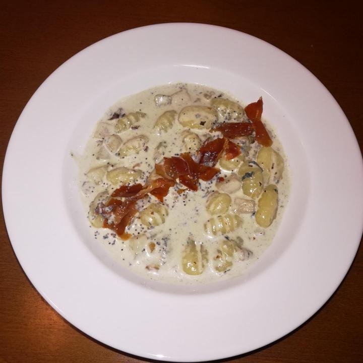 gniocci blue cheese pear walnuts prosciutto.jpg