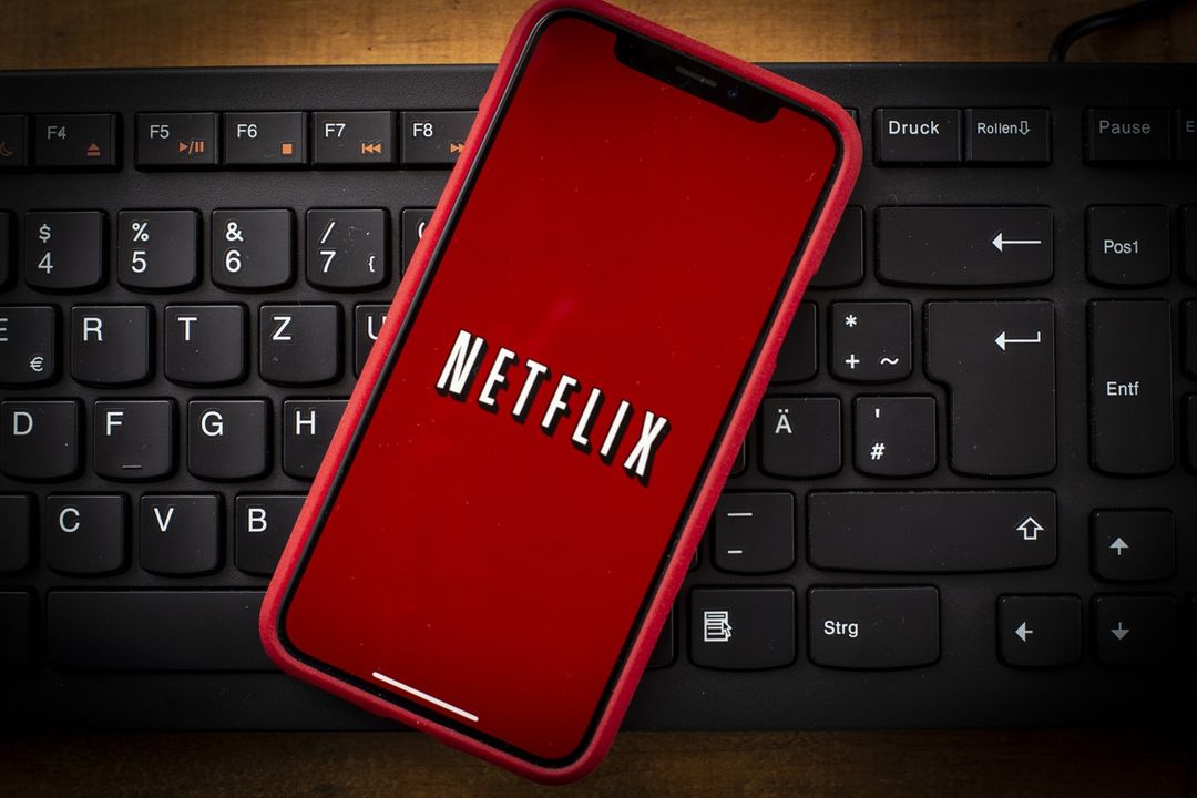 netflix-password-sharing-crack-down-cross-account-streaming-1.jpg