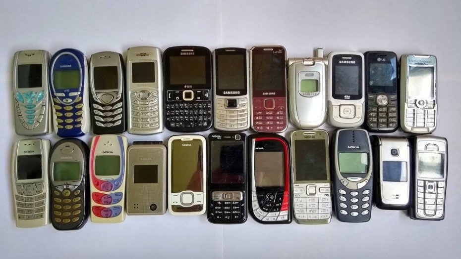 old-phones.thumb.jpg.64bba3503b57d19f387b17b91c00ffbd.jpg