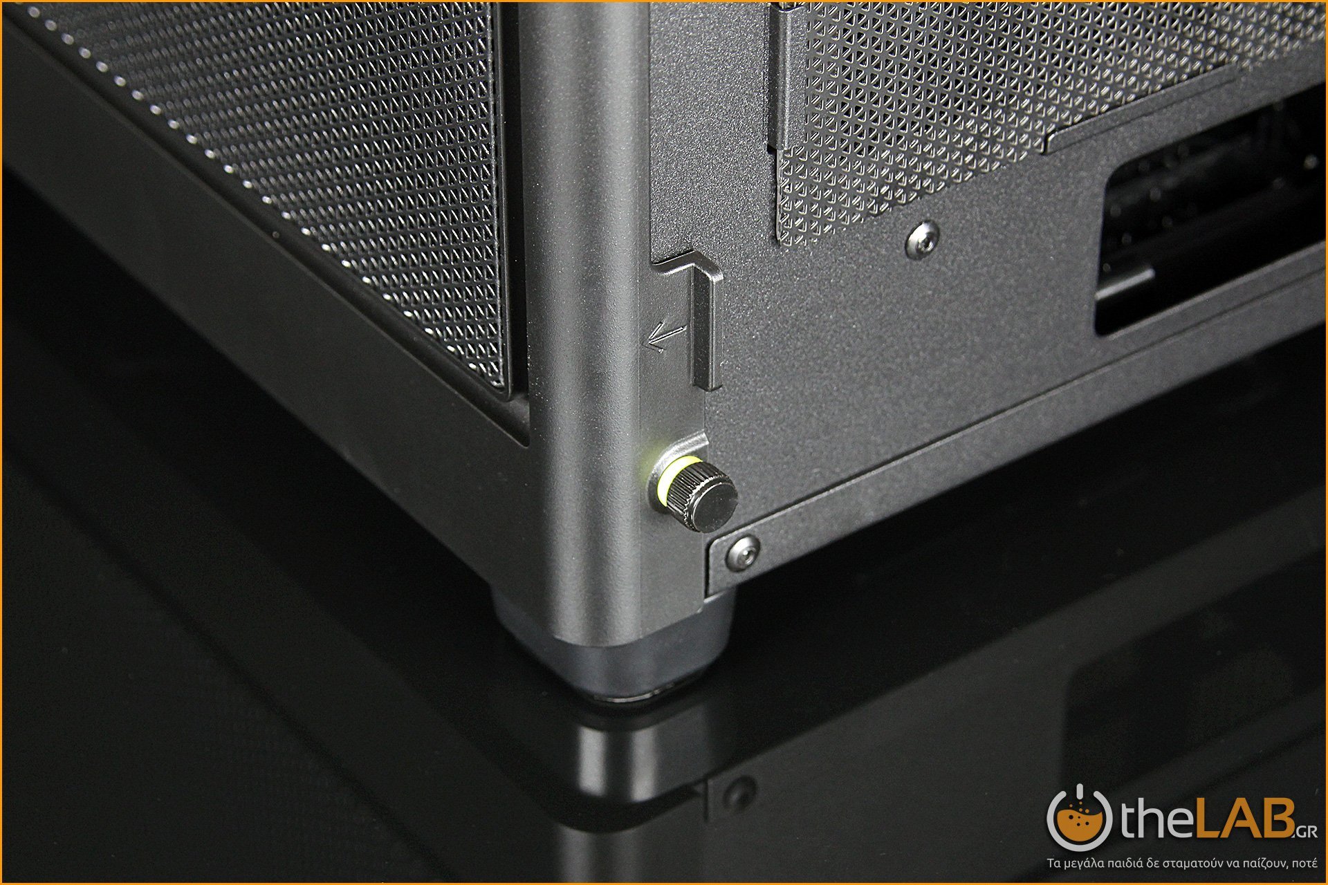 large.corsair_2000d_case_review_icue_mini_itx_exterior_packaging_airflow_image013.jpg