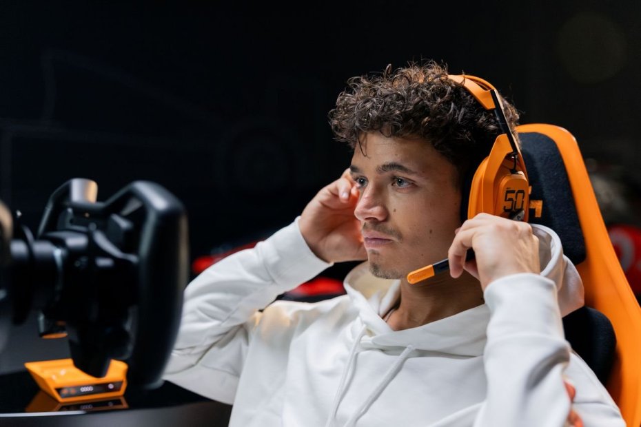 A50 X McLaren RS Formula Wheel LIFE Lando Right Angled Medium 3.jpg