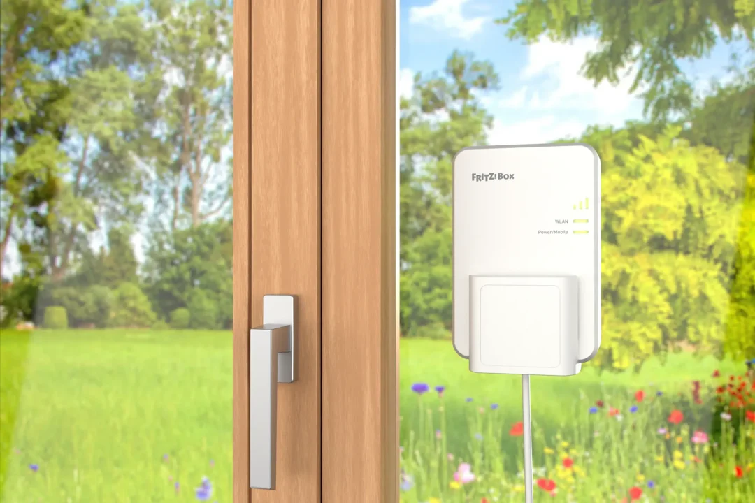 fritzbox_6860_5g_lifestyle_fenster_3840x2560_c09f8ffc-06ea-4bf6-a13d-a6df924878d2.webp