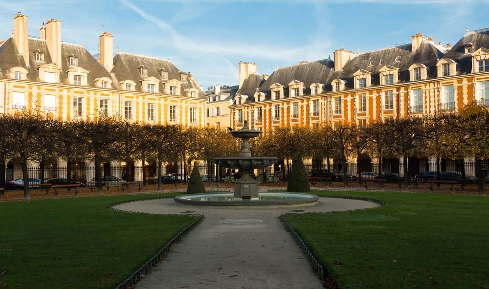 One of the most romantic things to do in Paris is going to place des vosges in le marais