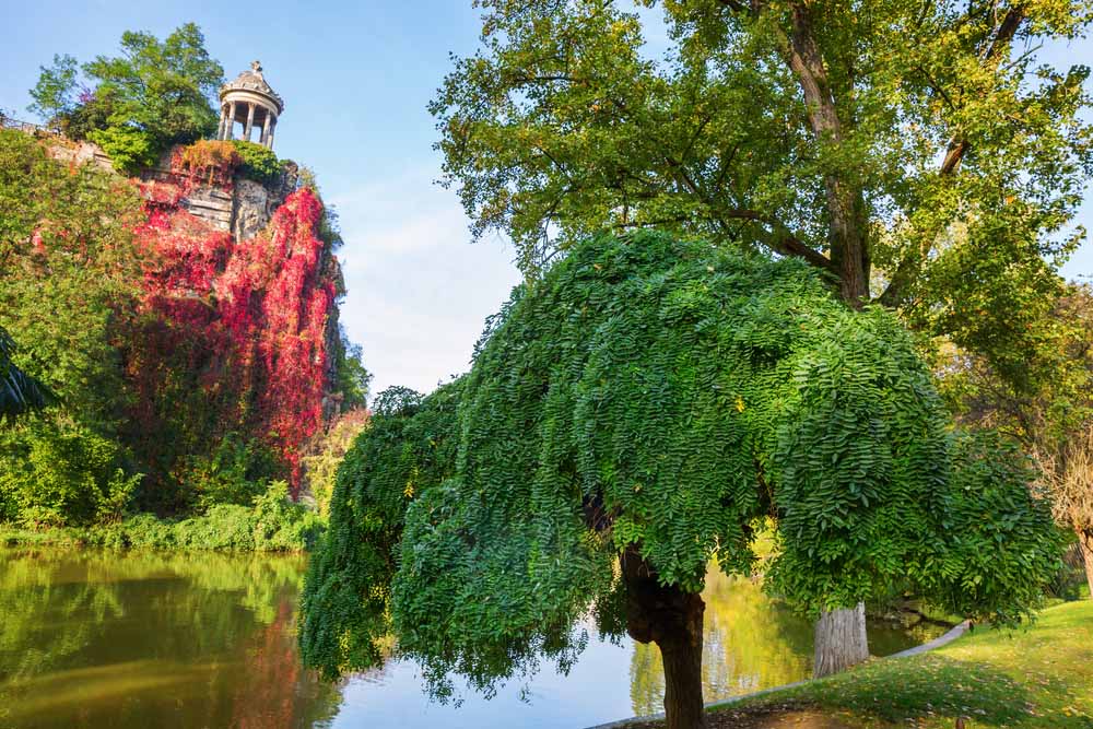 One of the most romantic things to do in Paris is going to Parc Buttes-Chaumont