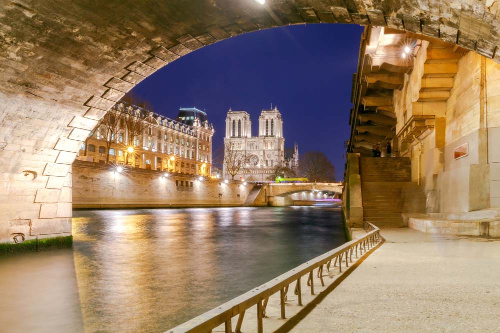 One of the most romantic things to do in Paris is walking along the Seine with your lover