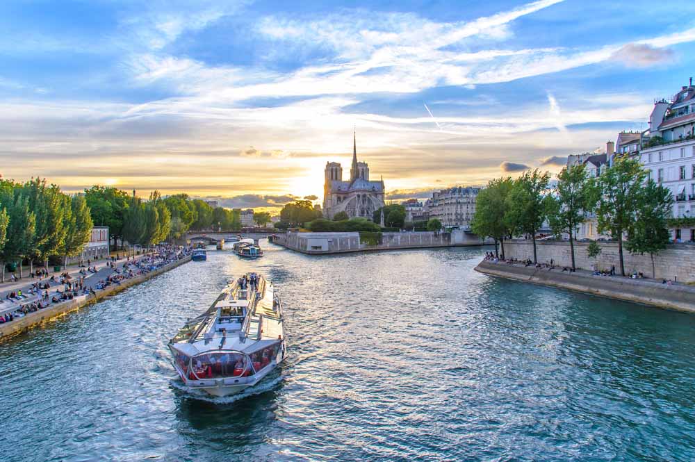 One of the most romantic things to do in Paris is taking a dinner cruise on the Seine