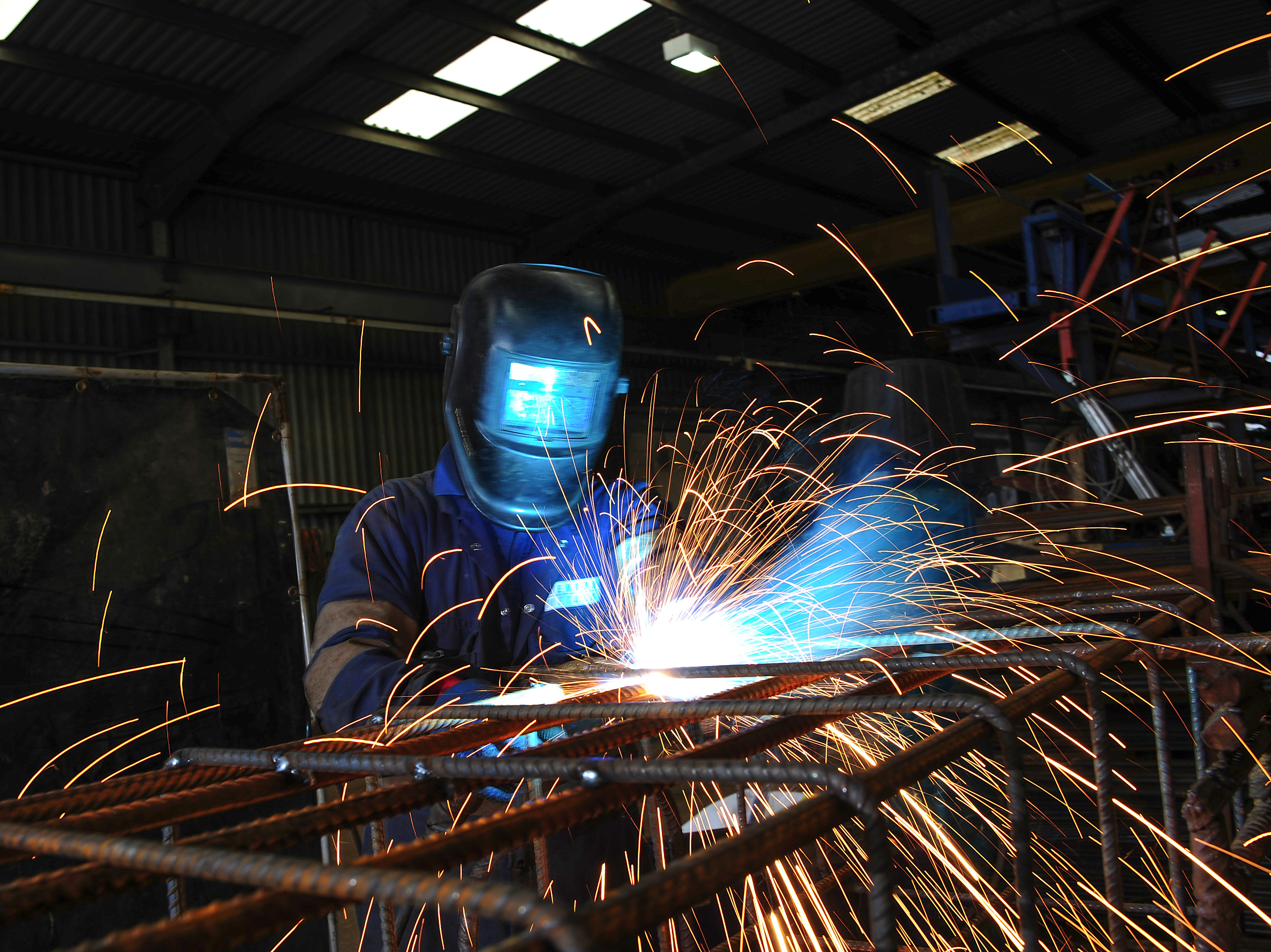 тавровая сварка арматуры. сварщик арматурных сеток. сварка 18 арматуры вертикал. сварка арматурных каркасов на жби. сварщик арматурный.