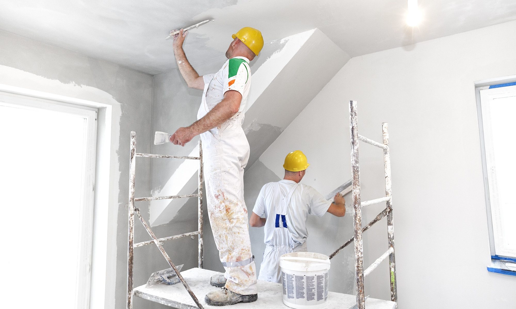 покраска фасада альпинистами. штукатурные работы высоте. штукатур маляр. шпатлевка стен. штукатурные работы высоте.