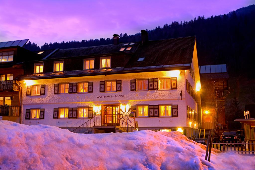 Book Die Sonnigen Hotel Und Familienspass With Tajawal Book