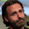 Andrew Lincoln läuft gerade in The Walking Dead auf RTL II Andrew Lincoln läuft gerade in The Walking Dead auf RTL II