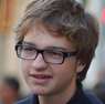 Angus T. Jones läuft gerade in Two and a Half Men auf ProSieben Angus T. Jones läuft gerade in Two and a Half Men auf ProSieben