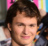 Ansel Elgort läuft gerade in Die Bestimmung – Divergent auf Sat 1 Ansel Elgort läuft gerade in Die Bestimmung – Divergent auf Sat 1