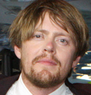 Kris Marshall läuft gerade in Death in Paradise auf FOX Kris Marshall läuft gerade in Death in Paradise auf FOX
