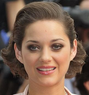 Marion Cotillard läuft gerade in The Dark Knight Rises auf Vox Marion Cotillard läuft gerade in The Dark Knight Rises auf Vox
