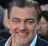 Ray Stevenson läuft gerade in Die Bestimmung – Divergent auf Sat 1 Ray Stevenson läuft gerade in Die Bestimmung – Divergent auf Sat 1
