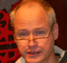 Robert Gustafsson läuft gerade in Der Hundertjährige, der aus dem Fenster stieg und verschwand auf Das Erste Robert Gustafsson läuft gerade in Der Hundertjährige, der aus dem Fenster stieg und verschwand auf Das Erste