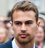Theo James läuft gerade in Die Bestimmung – Divergent auf Sat 1 Theo James läuft gerade in Die Bestimmung – Divergent auf Sat 1