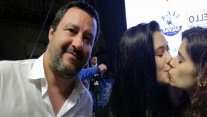 Î‘Î³ÏÎ¹Î¿ Ï„ÏÎ¿Î»Î¬ÏÎ¹ÏƒÎ¼Î± ÏƒÏ„Î¿Î½ Î£Î±Î»Î²Î¯Î½Î¹: Gay Î³Ï…Î½Î±Î¯ÎºÎµÏ‚ Ï†Î¹Î»Î®Î¸Î·ÎºÎ±Î½ Î´Î¯Ï€Î»Î± Ï„Î¿Ï… ÎµÎ½ÏŽ Î­Î²Î³Î±Î¶Îµ selfie Î¼Îµ Î¿Ï€Î±Î´Î¿ÏÏ‚