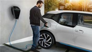 Ποιοι πιστεύουν πως τα ηλεκτρικά κινούνται με... βενζίνη;