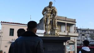 Ενας πελώριος «Ηρακλής» παριστάνει τον καμπόσο