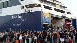 Αναχωρούν οι τελευταίοι εκδρομείς του Δεκαπενταύγουστου από τα λιμάνια της Αττικής