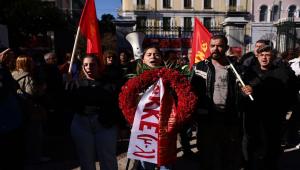 Κατάθεση στεφάνων από αντιπροσωπείες του ΚΚΕ και της ΚΝΕ στον χώρο του Πολυτεχνείου