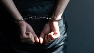 Χειροπέδες σε 23χρονο-μέλος διεθνούς σπείρας στο «Ελ. Βενιζέλος» – Κουβαλούσε πάνω από 18,5 κιλά κάνναβης στη βαλίτσα του