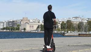 Θεσσαλονίκη: Μοτοσικλετιστής εμβόλισε αναβάτη σε ηλεκτρικό πατίνι και τον γρονθοκόπησε στο κεφάλι