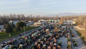 Αγρότες: Πού υπάρχουν μπλόκα - Ουρές σε Ριτσώνα και Λάρισα - Ανοίγουν τα διόδια το Σαββατοκύριακο