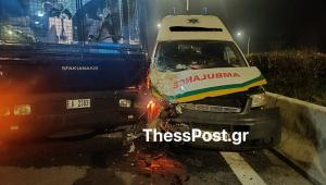 Ασθενοφόρο έπεσε πάνω σε κλούβα της Αστυνομίας στον Πλατύκαμπο: Πληροφορίες για δύο ελαφρά τραυματίες