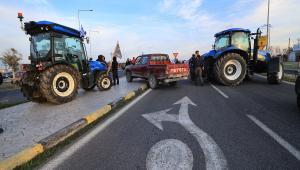 Σκληραίνουν τη στάση τους οι αγρότες στα μπλόκα: «Τους δρόμους τους κρατάει κλειστούς η κυβέρνηση»