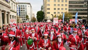 Athens Santa Run 2025: «Βούλιαξε» από Αϊ Βασίληδες το κέντρο της Αθήνας – Ντύθηκαν στα κόκκινα μωρά και κατοικίδια
