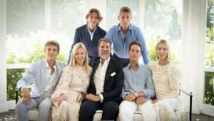 Παύλος Ντε Γκρες και Μαρί Σαντάλ σε οικογενειακή φωτογραφία με τα παιδιά τους για τα Χριστούγεννα