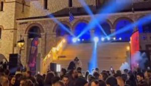 Γαλάτσι: Ο Δήμος Αθηναίων διοργάνωσε πάρτι με μουσική και φωτορυθμικά στα σκαλιά της εκκλησίας (Βίντεο & Εικόνες)