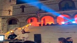 Σάλος για το rave πάρτι στα σκαλιά της εκκλησίας στο Γαλάτσι με τις ευλογίες του δήμου Αθηναίων [βίντεο]