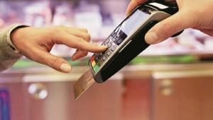 Από τα μετρητά στις κάρτες: Πώς άλλαξαν μέσα σε μια δεκαετία οι συνήθειες πληρωμών στην Ελλάδα