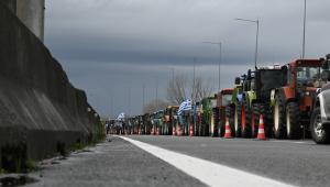 Αγροτικά μπλόκα: Χαμηλές ταχύτητες στην Αθηνών-Λαμίας – Από παρακαμπτηρίους η κυκλοφορία στο μπλόκο της Νίκαιας