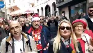 Συγκίνηση για τους Έλληνες της Κωνσταντινούπολης – Βγήκαν στους δρόμους για τα κάλαντα, δείτε το βίντεο