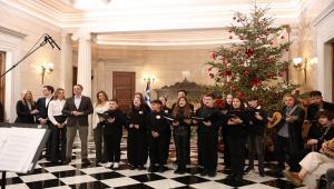 Χριστουγεννιάτικα κάλαντα στο Μαξίμου από το Μουσικό Σχολείο Αλίμου και τον Πολιτιστικό Σύλλογο Ερέτριας: Εντυσαν «Αγιο Βασίλη» τον Πίνατ [video]